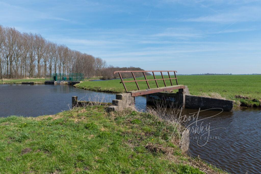 Smal bruggetje in polderlandschap